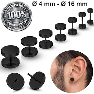 Può includere: Orecchini a bottone neri in acciaio inossidabile in varie misure, da 4 mm a 16 mm di diametro. L'immagine include un primo piano di un orecchio che indossa un orecchino a bottone nero. Gli orecchini sono etichettati come "100% Premium Jewelry".