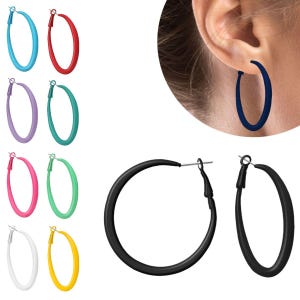 Op de afbeelding: Een set kleurrijke creolen in verschillende kleuren, waaronder blauw, rood, paars, groen, roze, geel en wit. De oorbellen zijn gemaakt van een glad, glanzend materiaal en hebben een eenvoudig, klassiek ontwerp.