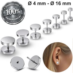 Può includere: Orecchini a bottone in acciaio inossidabile di varie dimensioni, da 4 mm a 16 mm di diametro. Gli orecchini hanno un design piatto e circolare. L'immagine mostra più viste, tra cui un primo piano del retro e un modello che ne indossa uno.