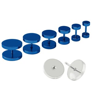 Può includere: Un set di orecchini a bottone blu in acciaio inossidabile di varie dimensioni. Gli orecchini hanno un design piatto a forma di disco con un perno e un retro. L'immagine mostra anche i retro degli orecchini.