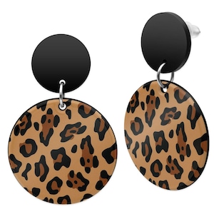 Peut inclure: Une paire de boucles d'oreilles pendantes avec un cercle noir sur le dessus et un motif rond imprimé léopard en dessous.