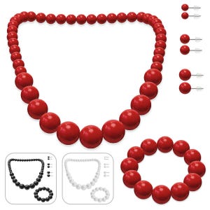 Può includere: Una collana di perle rosse con perle di dimensioni graduate, un braccialetto di perle rosse abbinato e tre paia di orecchini a lobo rossi. Due piccole immagini mostrano lo stesso set di gioielli in bianco e nero, con collana e bracciale.