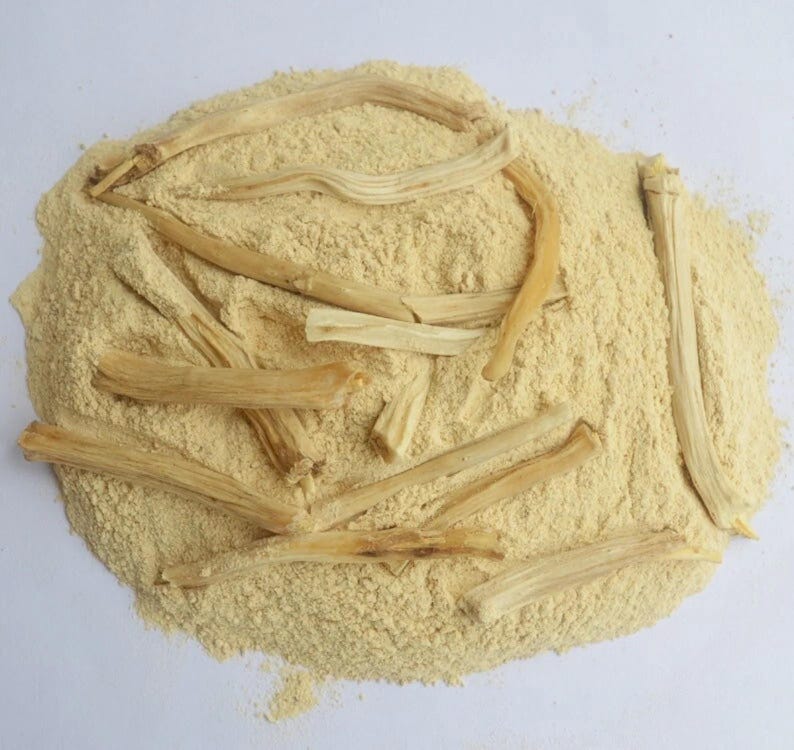 以下が含まれることがあります： 薄い茶色の粉の山の上に、細長く薄い茶色の棒がいくつか置かれている