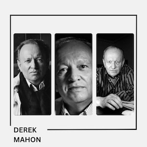 Puede incluir: Retrato en blanco y negro de tres hombres. Los hombres miran todos a la cámara. El hombre de la izquierda lleva un traje oscuro y corbata. El hombre del medio lleva una camisa y corbata de color claro. El hombre de la derecha lleva una camisa a rayas. El texto "DEREK MAHON" está debajo de la imagen.