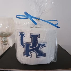Per tutti i tifosi del Kentucky, ricama la carta igienica