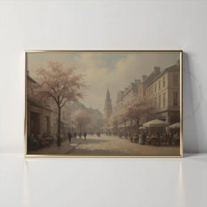 Könnte beinhalten: Ein Vintage-Gemälde, das eine europäische Straßenszene mit einem Kirchturm in der Ferne zeigt. Die Straße ist gesäumt von Gebäuden und Bäumen, und Menschen gehen auf dem Bürgersteig entlang. Das Gemälde ist in einem realistischen Stil gehalten und hat eine warme, einladende Atmosphäre.