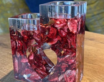 Kaarshouder op epoxybasis met gedroogde rozenblaadjes: romantisch tafeldecor