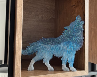 Handgemaakt figuurtje van blauwe epoxyhars huilende wolf: natuurliefhebber cadeau