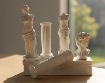 Antieke Grieks-Romeinse beeldenset, bustes en zuilen van steen