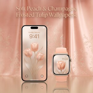Pode incluir: Um smartphone e um smartwatch exibindo Soft Peach & Champagne Frosted Tulip Wallpapers. Os dispositivos apresentam uma interface de relógio e data digital sobre um fundo de tulipas cor de pêssego com um cenário de cetim correspondente.