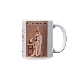 Caneca de café com cartas de tarô da Alta Sacerdotisa
