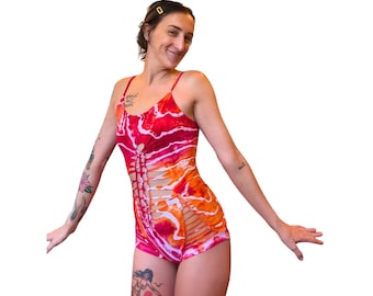 IJzige Tie Dye Romper met Split Weave Handgemaakt Festival Onesie | Maat Small Bodysuit Uniek Draagbaar Kunstwerk Jumpsuit