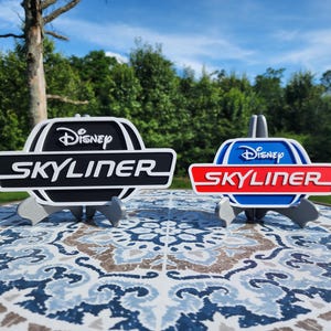 ディズニー スカイライナー サイン – 3Dプリント 壁またはデスク装飾 – 2サイズ – オプションスタンド – カスタムカラーも選択可能 – テーマパーク風