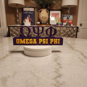Letrero de escritorio Omega Psi Phi – Exhibición de la fraternidad