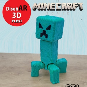 Pode incluir: Uma figura Creeper do Minecraft impressa em 3D em azul-turquesa com uma superfície texturizada. A figura tem uma cabeça quadrada com um rosto preto e pernas articuladas. A imagem inclui texto que diz "MULTICOLOR .3MF Included!" e "Print-in-Place No supports".