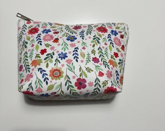 Handgemaakte make-up tas, bloem make-up tas, witte bloemen make-up tas, handige tas voor make-up