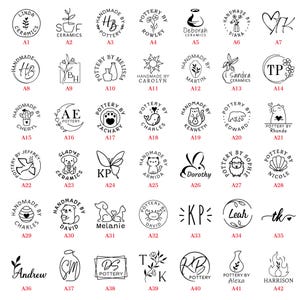Op de afbeelding: Verzameling handgemaakte aardewerkstempels met diverse ontwerpen, waaronder bloemen, dieren en geometrische motieven. Elke stempel heeft een unieke naam of initialen, voor keramisten.