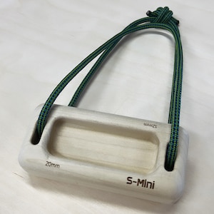 Solution Mini es un bloque de calentamiento para escalada portátil / tabla para colgar: este borde súper compacto ofrece bordes de 20 mm y 12 mm.