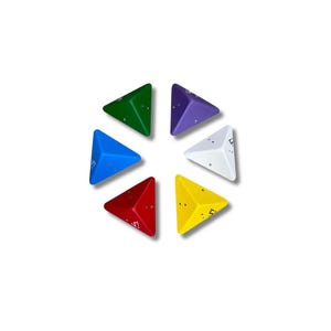 Puede incluir: Vista superior de siete presas de escalada triangulares de colores dispuestas en círculo. Las presas son de varios colores: verde, morado, blanco, azul, rojo y amarillo. Cada presa tiene una superficie texturizada y pequeños agujeros.