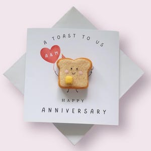 Personalisierte alles Gute zum Jubiläum Karte | Handgemachte Karte mit abnehmbarem gefilztem Toast |Hochzeitsgeschenke | Perfekt für das Glückliche Paar