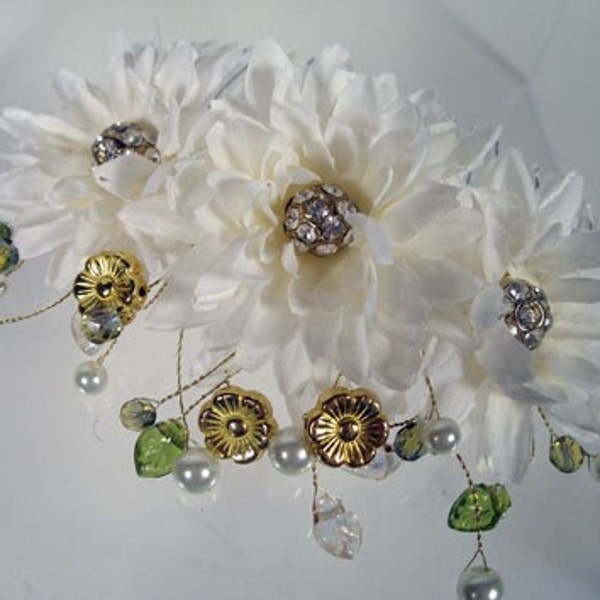 DAISY GARDEN Beaded Hair Comb with White Silk Flowers and Gold and Green Beads