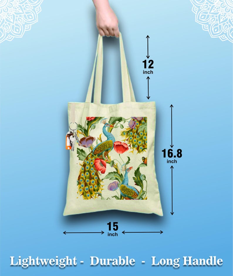 Peut inclure: Un sac fourre-tout cr&egrave;me avec un motif de paon et de fleurs. Le sac mesure 38 cm de large, 43 cm de haut et poss&egrave;de des anses de 30 cm. Le texte en bas indique : L&eacute;ger - Durable - Longue poign&eacute;e.