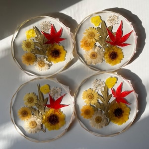 Posavasos de resina floral: decoración de mesa hecha a mano con flores silvestres prensadas