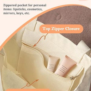 Peut inclure: Sac fourre-tout cr&egrave;me avec une poche int&eacute;rieure zipp&eacute;e et une fermeture &eacute;clair sup&eacute;rieure. Le sac contient deux tubes de produits de soin. Le texte sur l'image indique "Inner Pocket" et "Internal Zipper Pocket."