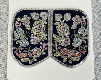 Handgeborduurde appliqué patch van Chinese zijde en wit metaal met vlinders en pioenrozen.