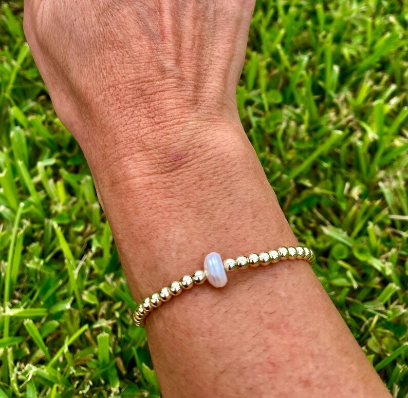 Pulseira empilhável em ouro 14k: pérola cultivada. Não mancha. Inspirada em E. Newton. Gold w/ center Pearl