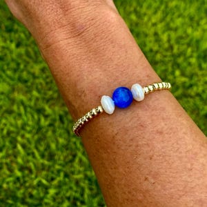 Pulseira empilhável em ouro 14k: pérola cultivada. Não mancha. Inspirada em E. Newton. Gold w/ Blue Glass