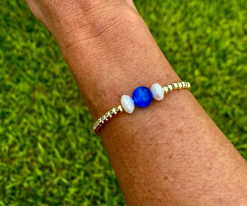 Pulseira empilhável em ouro 14k: pérola cultivada. Não mancha. Inspirada em E. Newton. Gold w/ Blue Glass