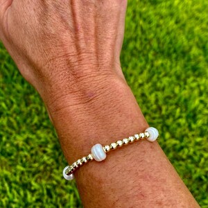 Pulseira empilhável em ouro 14k: pérola cultivada. Não mancha. Inspirada em E. Newton. Gold w/ 4 Pearls