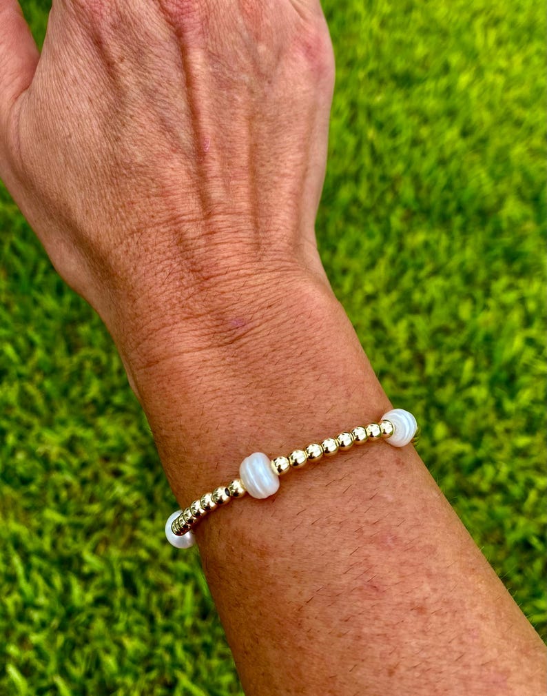 Pulseira empilhável em ouro 14k: pérola cultivada. Não mancha. Inspirada em E. Newton. Gold w/ 4 Pearls