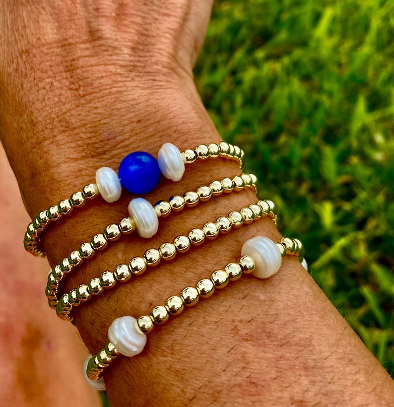 Pulseira empilhável em ouro 14k: pérola cultivada. Não mancha. Inspirada em E. Newton. imagem 6