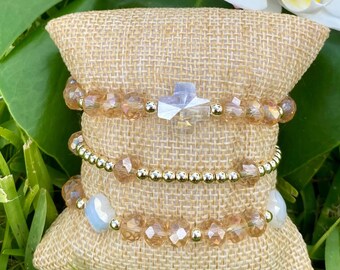 Pulseira Briolette de Cristal Bege com Contas: Detalhes em Ouro 14K, Pingente de Trevo/Cruz