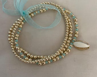 Conjunto de pulseiras com contas em ouro 14K. Pingente de concha e miçangas de vidro azul-água.