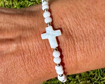Pulseira Cruzada com Pérolas de Concha Branca, Detalhes em Ouro 14K, Joia Espiritual Feita à Mão