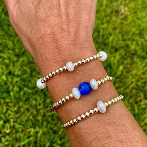 Pulseira empilhável em ouro 14k: pérola cultivada. Não mancha. Inspirada em E. Newton. Set of all 3