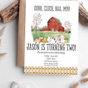 Pode incluir: Um convite de aniversário com tema de fazenda. O texto "OINK, CLUCK, BAA, MOO" está no topo. O convite apresenta um celeiro vermelho, animais de fazenda e o texto "JASON IS TURNING TWO!" com detalhes do evento. Um design de cerca de madeira está na parte inferior.