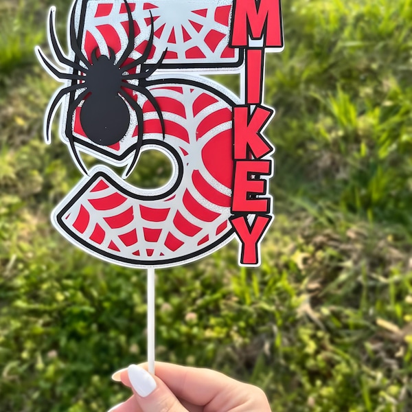 Adorno personalizado para pastel con número de superhéroe – Telaraña roja y negra con nombre para cumpleaños