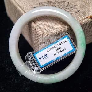 Bracciale in giada bianco-verde da 52 mm – Elegante portafortuna certificato Feng Shui, regalo per le occasioni speciali