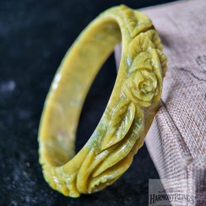 Bransoletka Feng Shui z żółto-zielonego jadeitu o średnicy 58 mm z liściem – rzeźbione kwiaty – wzór róży – idealny prezent na bogactwo i dobrobyt
