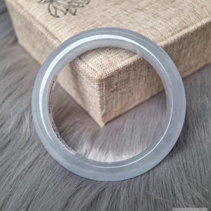 56 mm weiße Jade Armreif mit sanften grünen und lila Farbtönen, natürliche Jade, Feng Shui Glücksarmband, Weihnachten & Neujahrsgeschenk