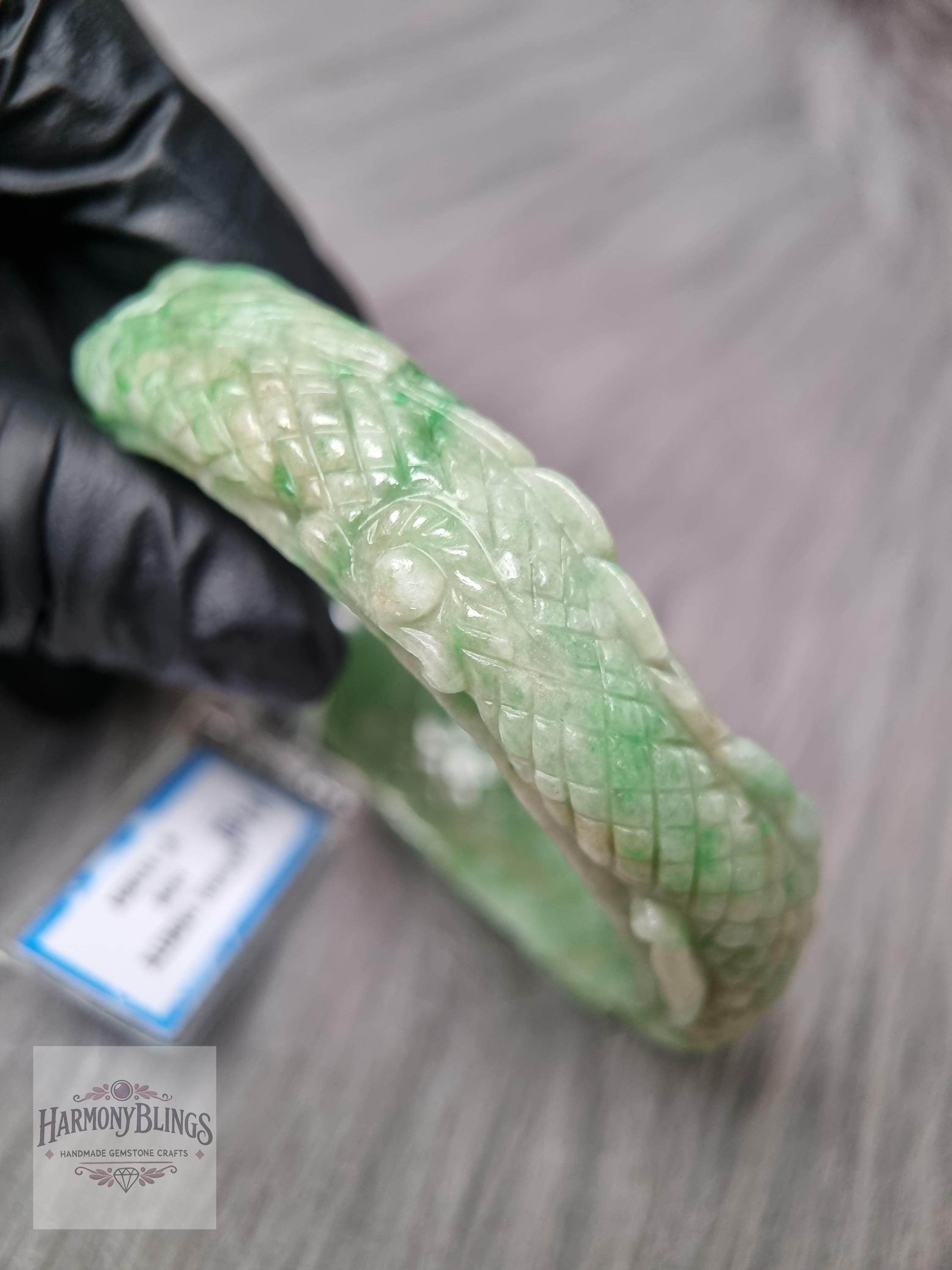 57mmの精巧な翡翠バングル。龍が真珠の彫刻を携え、幸運、繁栄、権威の 