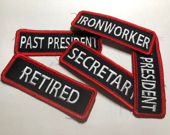 Könnte beinhalten: Sechs schwarze und rote gestickte Patches mit weißem Text. Die Patches lauten "Ironworker", "Past President", "Secretary", "President", "Retired".