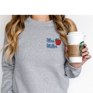 Personalized Teacher Crewneck Sweatshirt with Name & Apple Design - End of Year Gift, New Teacher Pullover, Teacher Appreciation Gift Idea