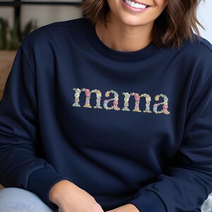 Sudadera con bordado floral para mamá, camisa floral personalizada para mamá, nana, gigi, abuela, regalo de Navidad para mamá, top único con cuello redondo bordado para mamá