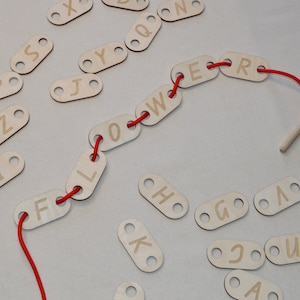 Alfabeto de madera cordón juego de juguetes letras de aprendizaje alfabeto inglés establecido en fuente QLD hecho a mano materiales Montessori educación en el hogar para niños pequeños
