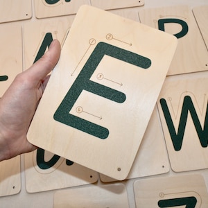Papel de lija del alfabeto de madera Letras táctiles hechas a mano en inglés, azulejos de rastreo, habilidades de práctica de preescritura para niños pequeños, materiales QLD Font Montessori